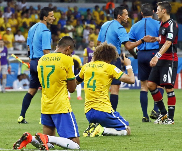 Brazilienii au fost îngenuncheaţi de Germania FOTO: EPA