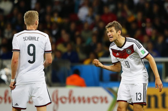 Thomas Muller s-a făcut de râs în urma loviturii libere. Foto: EPA