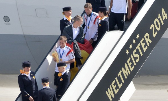 Căpitanul Philipp Lahm și trofeul Cupei Mondiale au ajuns pe tărâm german. Foto: EPA