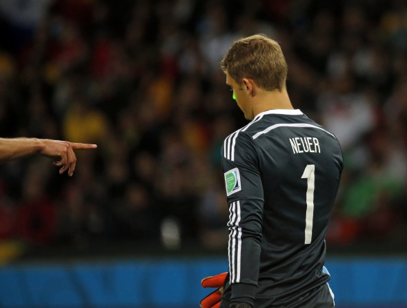 Cu Algeria, portarul Neuer a jucat mai multe baloane în afara careului decât brazilianul Fred!