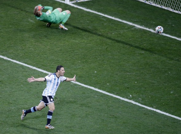 Maxi Rodriguez a marcat golul calificării în finală. Foto: EPA
