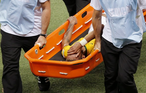 Neymar a părăsit terenul schimonisit de durere FOTO: EPA