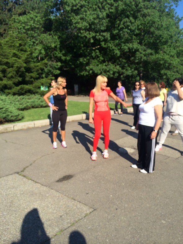 Elena Udrea și-a pus mama să facă sport în Parcul Herăstrău!