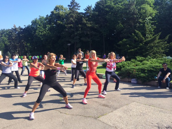 Elena Udrea și-a pus mama să facă sport în Parcul Herăstrău!