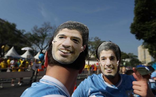 Suarez după ce FIFA l-a suspendat pe uruguayan FOTO: EPA