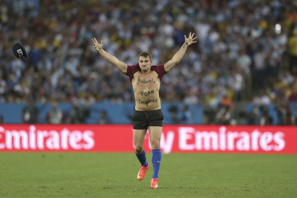 FOTO/ Nemții au câștigat cu... ÎNAINTAREA! ^Germanii au cucerit titlul și la fotbal în noroi