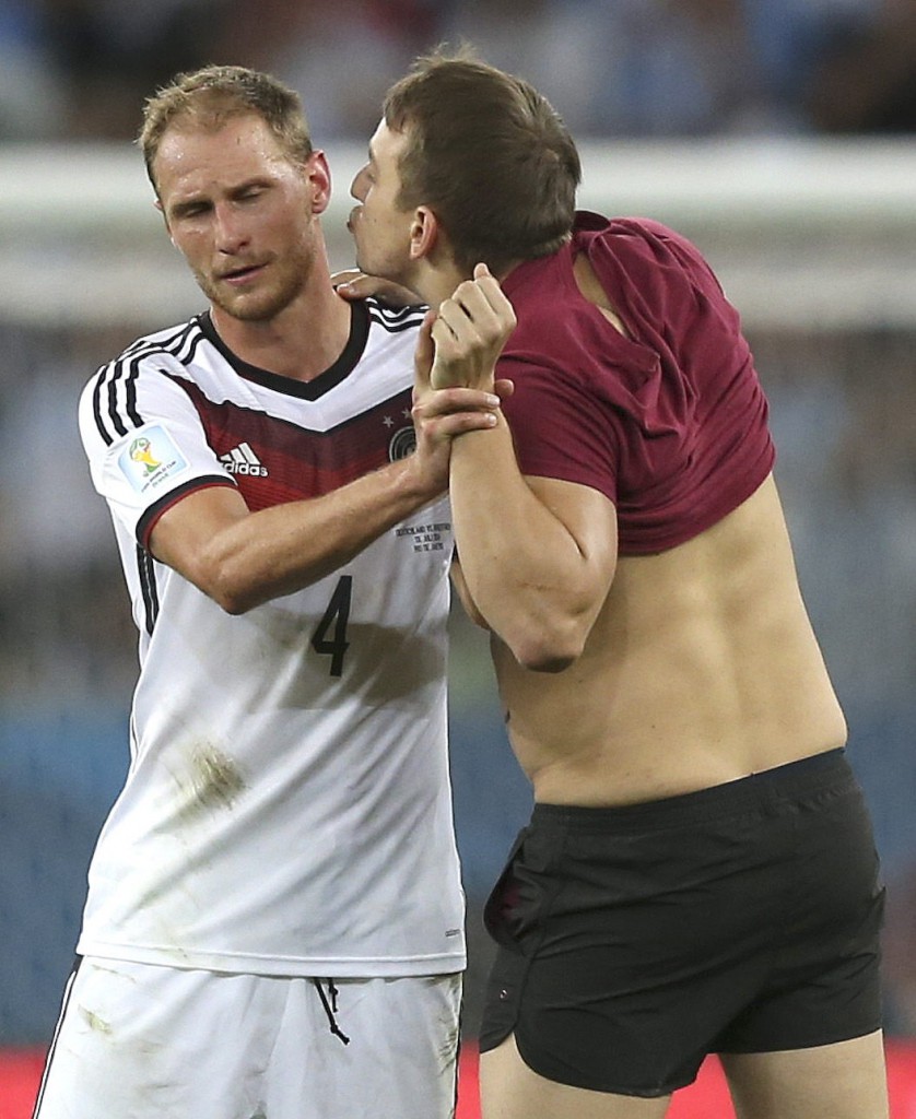 FOTO/ Nemții au câștigat cu... ÎNAINTAREA! ^Germanii au cucerit titlul și la fotbal în noroi