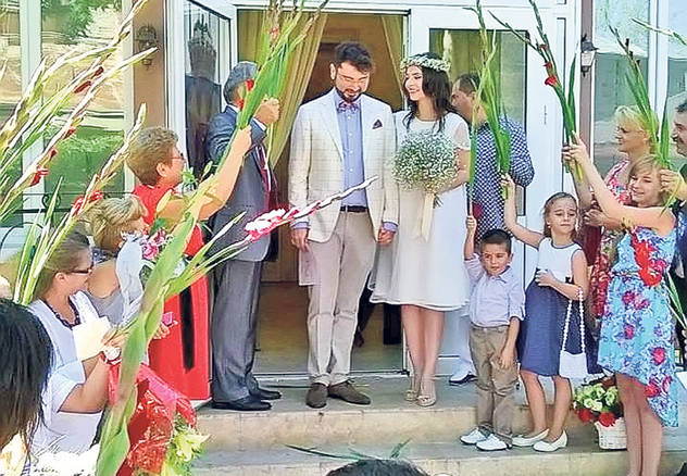 Weekend cu nunţi de 5 stele | Ioana Şucu a purtat o rochie de 15.000 €