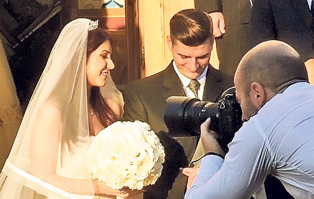 Weekend cu nunţi de 5 stele | Ioana Şucu a purtat o rochie de 15.000 €