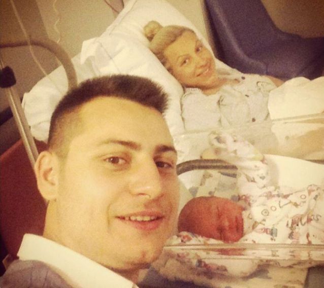 Amna a născut. Vezi prima fotografie cu băieţelul cântăreţei! 