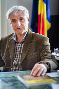 Iluzionism cu banii publici în Curtea Muzeului Bucureşti: Aceste gropi, care teoretic nu există, au costat 200.000 de euro 