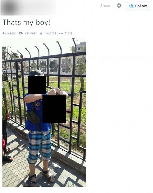 IMAGINE ŞOCANTĂ! Un copil de 7 ani SE CHINUIE să ţină ÎN MÂINI CAPUL UNUI SIRIAN OMORÂT DE TATĂL SĂU