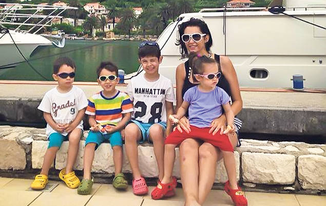 Vrea vacanţă pe banii surorilor Luciu! Tatăl Nicoletei şi al Iulianei speră ca fiicele lui să-i plătească un sejur undeva la munte