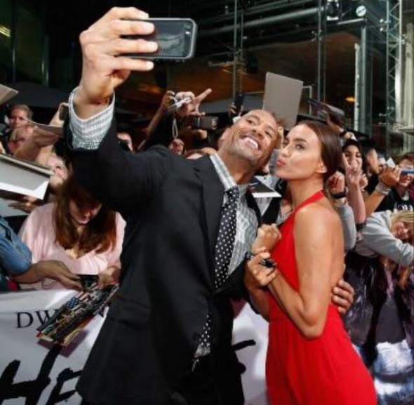 FOTO / Cristiano Ronaldo va ÎNNEBUNI. Irina Shayk s-a afişat cu un actor celebru de la Holywood