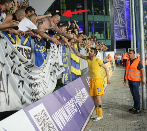 Cu tricoul confiscat, Mutu l-a salutat pe ”Roby” FOTO: Vlad Chirea (Libertatea) 