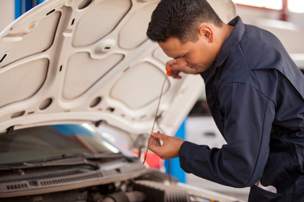 ulei motor shutterstock_143184313