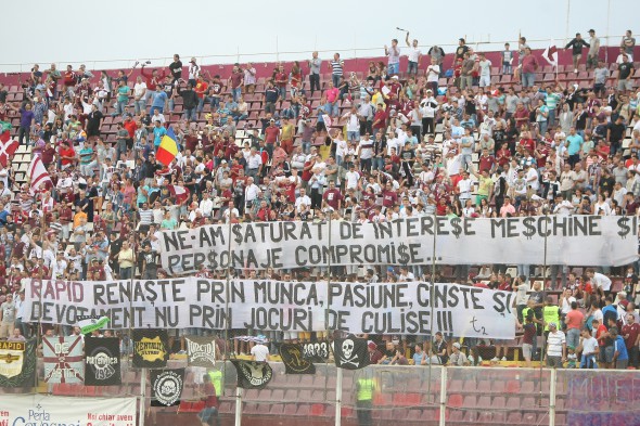 Bannere anti-tabăra condusă de administratorul judiciar, Cristina Andronache