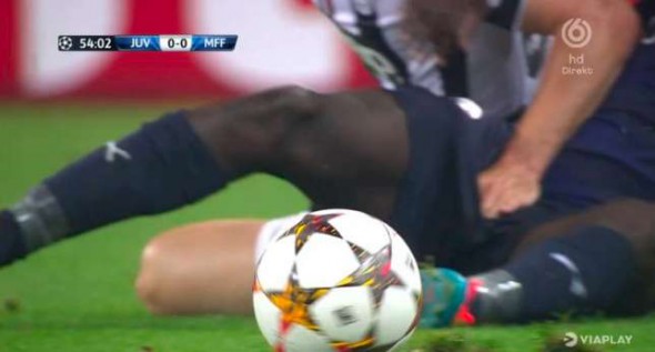 GEST ŞOCANT. Cum şi-a "FAULTAT"  un fotbalist un adversar din Liga Campionilor