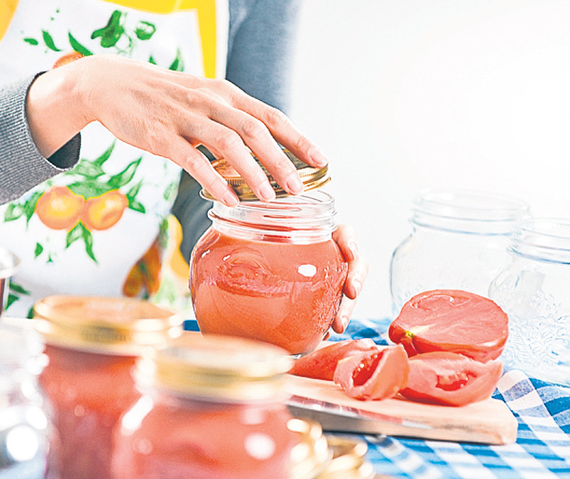 Pune legume şi fructe pentru iarnă! 3 reţete de conserve