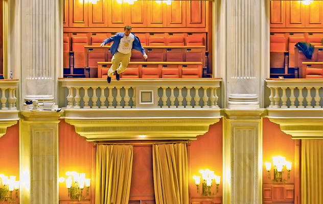 Electricianul TVR Adrian Sobaru a «atacat» Guvernul cu maşina