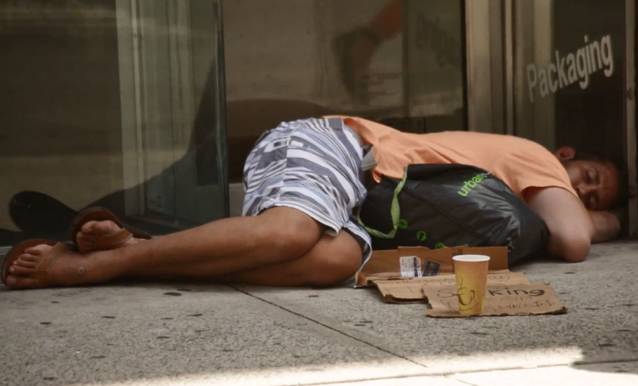 Povestea fabuloasă a boschetarului care supravieţuieşte seducând femeile singure | VIDEO