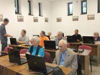 ”Elevii” de vârsta a treia se înghesuie la cursuri de informatică. Vezi de ce vor să stea pe net!