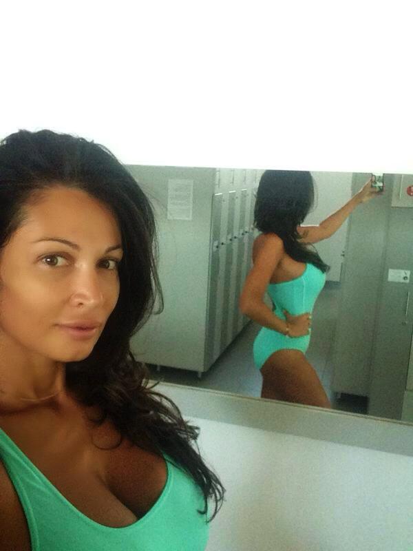 NICOLETA LUCIU, SINGURĂ ÎN VESTIAR! IPOSTAZA care ÎI FACE PE BĂRBAŢI SĂ VISEZE! FOTO ÎN ARTICOL