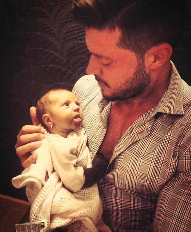 VICTOR SLAV, cea mai TARE POZĂ cu UN BEBELUŞ în BRAŢE! Ce îi face COPILAŞUL când SE UITĂ LA EL? FOTO