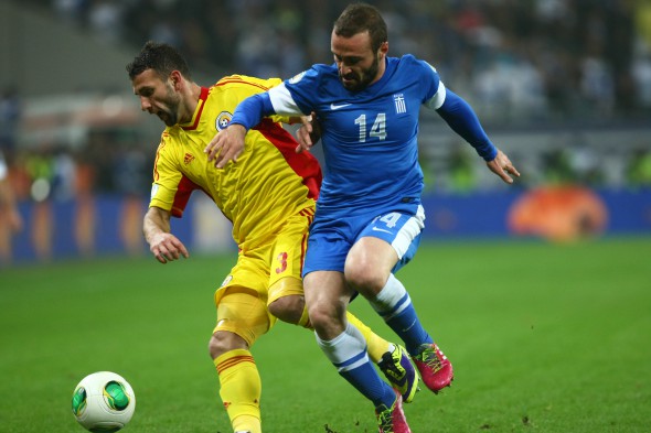 Răzvan Raţ (stânga) s-a luptat cu grecii în barajul pentru CM 2014