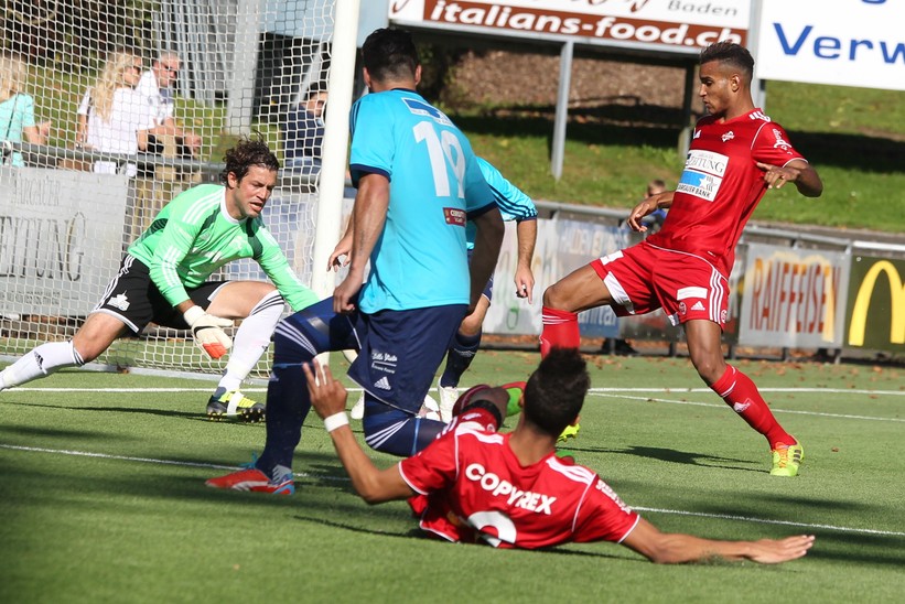 luiyi-lugo-versucht-den-ball-an-reto-felder-vorbeizustochern-