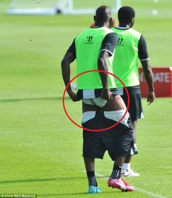 Balotelli a COMIS-O din nou. Gerrard i-a strigat: "Mario, te-ai .... pe tine!"