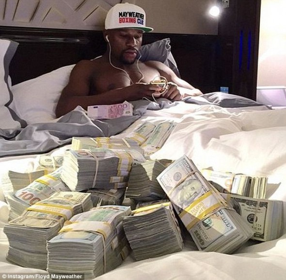 Floyd Mayeweather mai face o aroganţă. Doarme cu 1 milion de dolari în pat