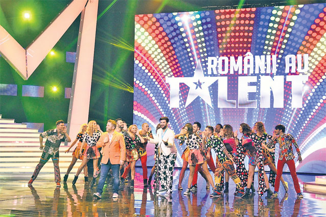 Esca, în cămaşă de noapte la TV