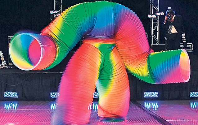 Halloweenul monden! Delia şi Alexandra Stan s-au costumat în... ele