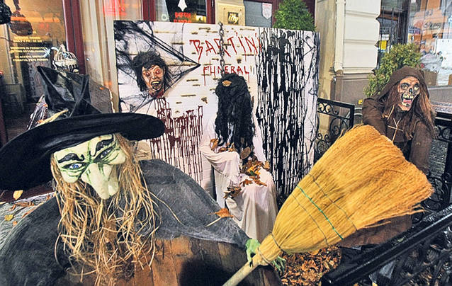 Halloweenul monden! Delia şi Alexandra Stan s-au costumat în... ele