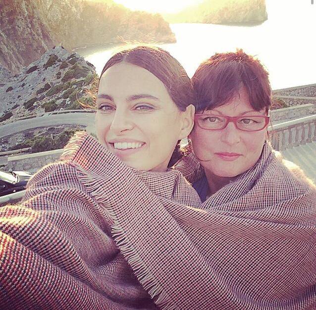 EA ESTE MAMA LUI CATRINEL MENGHIA! E clar de unde moşteneşte vedeta frumuseţea | FOTO ÎN ARTICOL