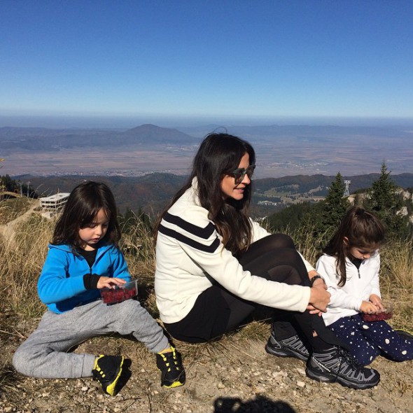 Adelina Chivu şi fiicele sale FOTO: Facebook.com