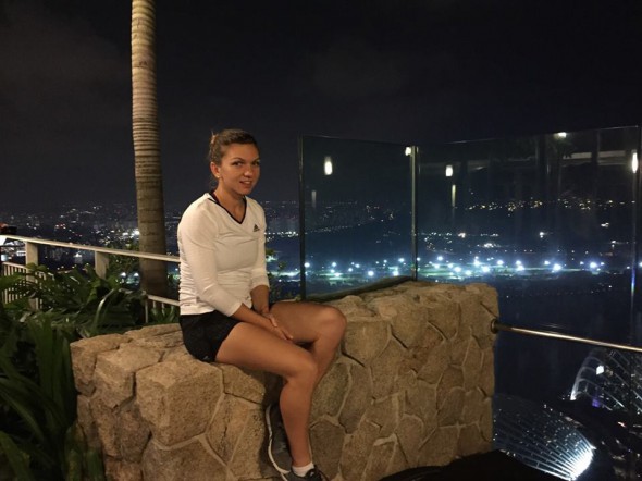Simona Halep a ajuns ultima la Singapore şi se ”bate” în poze cu Eugenie Bouchard