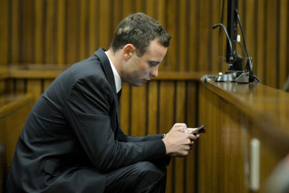 GALERIE FOTO / INCREDIBIL! Pistorius încerca să ”agaţe” o divă în timp ce aştepta sentinţa!