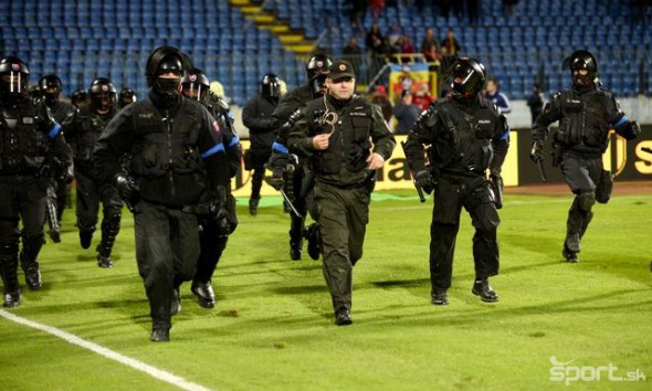 policajny-zasah_slovan_vs_sparta_europska-liga_okt2014_tasr