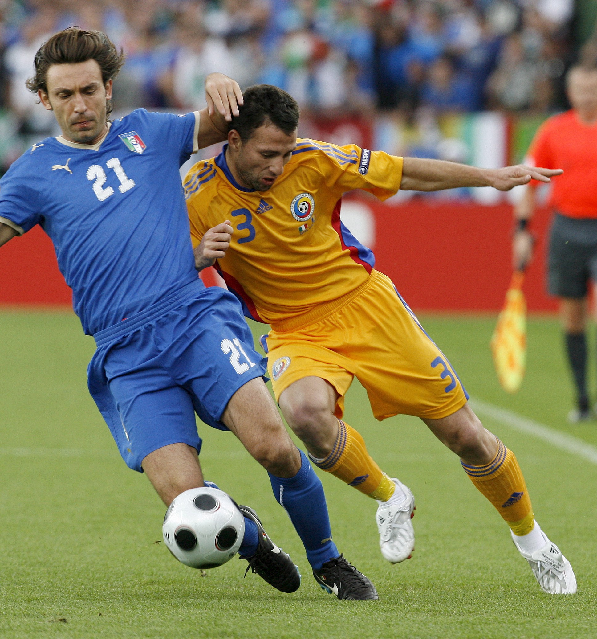 Răzvan Raţ l-a avut adversar pe  Andrea Pirlo, la EURO 2008 FOTO: EPA 