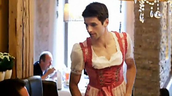 VIDEO / Thomas Muller, UMILIT de colegi. De ce a fost nevoit să se îmbrace precum o femeie