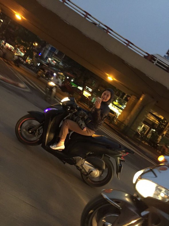 David Beckham face schimb de poze cu fanii în trafic