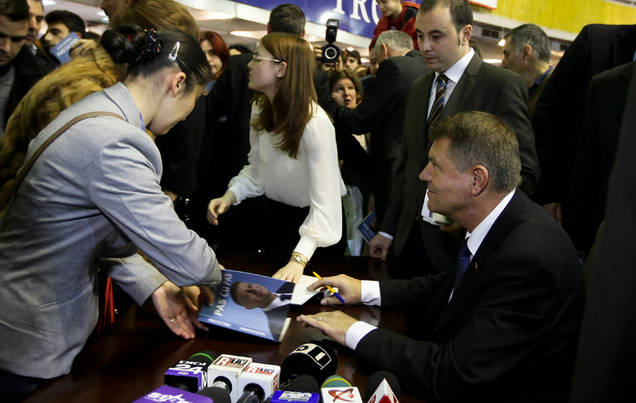 Iohannis nu poate dormi decât în patul de acasă