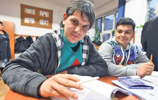 Fiică şi mamă, colege de bancă la clasa a IV-a