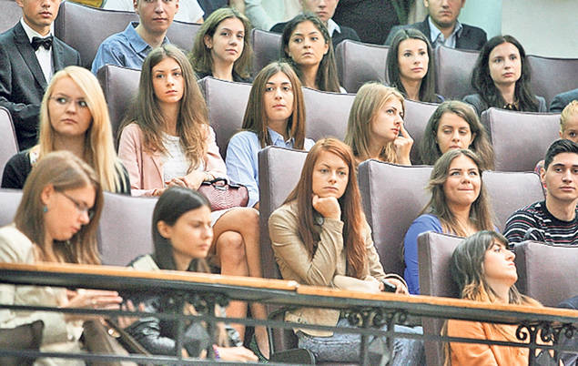 Fiică şi mamă, colege de bancă la clasa a IV-a