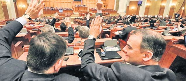 Cu bune şi cu rele, cele două mandate ale lui Traian Băsescu s-au încheiat. Trăim bine? Cum a luat şi cum lasă România