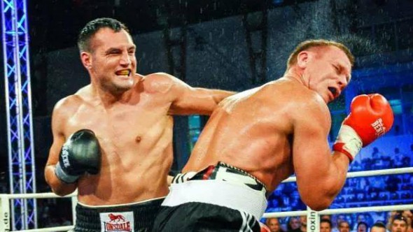 ”Ciocanul de oţel” îşi pune la bătaie cele trei centuri mondiale în faţa unui bulgar. Apropo, priviți meciurile lui Pulev și comparați-le cu cele ale românului Ciocan!!!
