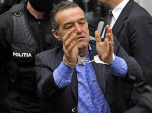 Gigi Becali cu cătuşe