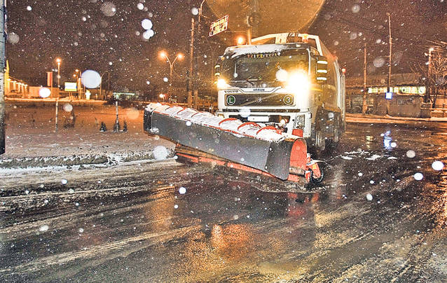 Iarnă cu probleme! Zăpada, bucurie pentru unii, coşmar pentru alţii